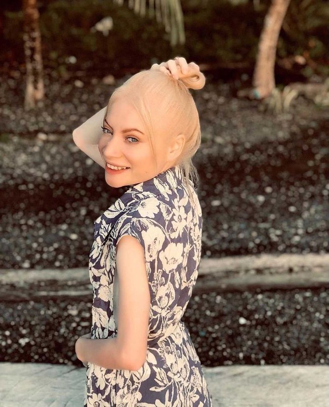 Video tersebut awalnya diunggah oleh akun TikTok @herolenaberoperay. Dalam video unggahannya, ia tampak sedang mengikat rambut dan berada di kebun. Penampilannya pun langsung menjadi atensi publik. Wolipop sudah menghubungi Herolena Beroperay atau akrab disapa Lena yang viral disebut Barbie Papua. Sempat diragukan berasal dari Papua, Lena menegaskan jika dirinya merupakan penduduk asli Kabupaten Kepulauan Yapen, Serui, Papua. Foto: Dok. Instagram @herolenacrionsa.