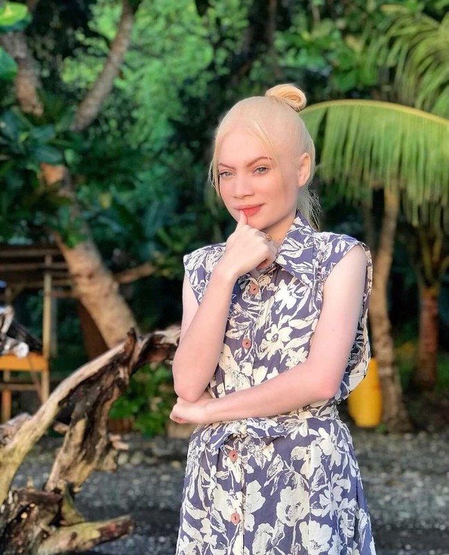 Keluarga saya berasal dari Serui, ayah saya berasal dari suku Poombawo dan ibu saya dari suku 3W. Kami sekarang tinggal di Provinsi Papua, kabupaten Kepulauan Yapen, di komplek Pertamina. Saya asli original Papua tidak ada blasteran karena kedua orangtua saya asli Papua, ungkap Lena kepada Wolipop melalui Whatsapp, Senin (8/11/2021). Foto: Dok. Instagram @herolenacrionsa.