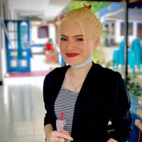 Wanita 21 tahun itu mengungkapkan jika ia adalah seorang albino. Ya saya seorang albino karena beberapa tanda-tanda fisik orang albino ada pada saya, ucapnya. Namun kondisi tersebut tidak membuatnya minder. Dia malah semakin percaya diri dan mengasah segala potensi yang ada di dalam dirinya. Dan membuat kedua orangtuanya bangga atas prestasinya. Lena mengungkapkan kegiatan sehari-harinya saat ini adalah kuliah. Selain itu ia juga berbisnis online untuk mengisi waktu luangnya. Foto: Dok. Instagram @herolenacrionsa.