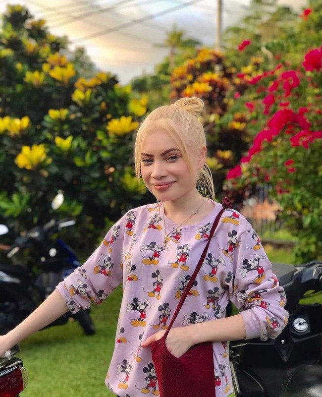 Lena menuturkan jika dari ibu kandung dan nenek buyutnya memiliki ciri- ciri fisik yang hampir sama dengannya. Akan tetapi di keluarga ayahnya, kakek buyut ayah Lena memiliki ciri-ciri fisik seperti orang Eropa. Dia tidak ketahui asal usulnya karena ditemukan dalam kondisi cacat fisik di salah satu kali di Sorong, Papua yang bernama Werimon. Kemudian dia diberi nama Werimon yang kemudian menjadi salah satu marga dari Kabupaten Serui, Papua. Ciri-ciri fisik dari kakek saya yaitu putih, rambut coklat merah, hidung mancung, dan mata abu abu, tutur Lena. Foto: Dok. Instagram @herolenacrionsa.