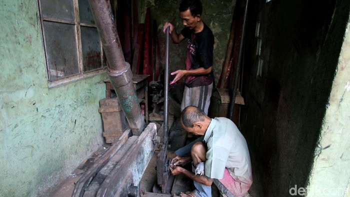 Timbangan meja yang diproduksi bengkel milik Pardi (60) masih terus bergeliat meski digempur timbangan digital dan pandemi. Seperti apa proses pembuatannya?