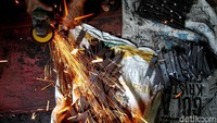 Tampak sejumlah pekerja tengah beraktivitas membuat timbangan meja di bengkel tersebut.