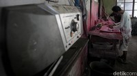 Dalam memproduksi timbangan meja Pak Pardi dibantu oleh 4 orang pekerja yang ditugaskan dalam dua proses yakni proses pembuatan kerangka timbangan dengan bahan besi tempa dan proses pengecetan.