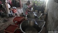 Timbangan meja dengan merek Akur ini dijual seharga Rp 350 ribu dengan kapasitas 10kg.
