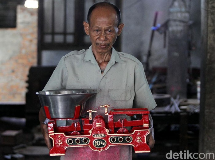 Geliat Produksi Timbangan Meja yang Tetap Bertahan di Tengah Pandemi Timbangan meja yang diproduksi bengkel milik Pardi (60) masih terus bergeliat meski digempur timbangan digital dan pandemi. Seperti apa proses pembuatannya?