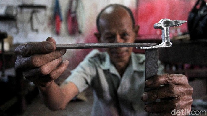 Geliat Produksi Timbangan Meja yang Tetap Bertahan di Tengah Pandemi Timbangan meja yang diproduksi bengkel milik Pardi (60) masih terus bergeliat meski digempur timbangan digital dan pandemi. Seperti apa proses pembuatannya?