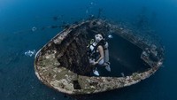 Gisel saat berada di dalam bangkai kapal. Foto: Instagram Gisella Anastasia