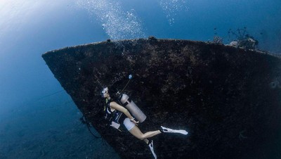 Gisel dan Pemandangan Indah Bangkai Kapal di Bawah Laut Bali