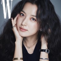 Pemain drama Korea Happiness itu memamerkan koleksi jam tangan dan perhiasan keluaran Chanel. Foto: dok. Instagram hanhyojoo222