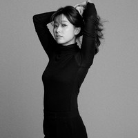 Meskipun ditimpa dengan filter hitam putih, aktris berumur 34 tahun itu tampil memesona dalam pemotretannya untuk campaign Kakao Group. Foto: dok. Instagram hanhyojoo222