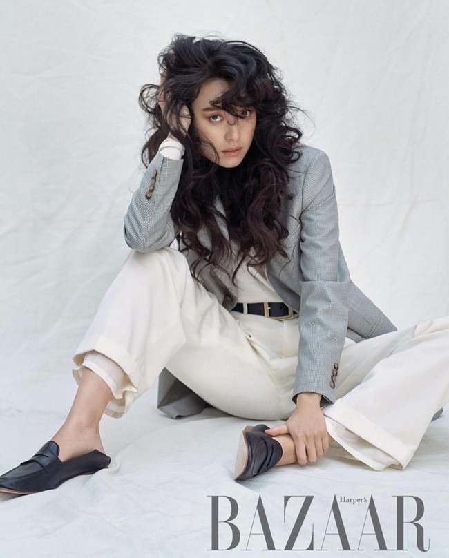 Kali ini, Han Hyo Joo menjelma menjadi artis Hollywood yang populer di tahun 90-an, Brooke Shields. Tampil bergaya preppy, ia memakai koleksi Polo Ralph Lauren. Foto: dok. Instagram hanhyojoo222