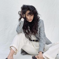 Kali ini, Han Hyo Joo menjelma menjadi artis Hollywood yang populer di tahun 90-an, Brooke Shields. Tampil bergaya preppy, ia memakai koleksi Polo Ralph Lauren. Foto: dok. Instagram hanhyojoo222