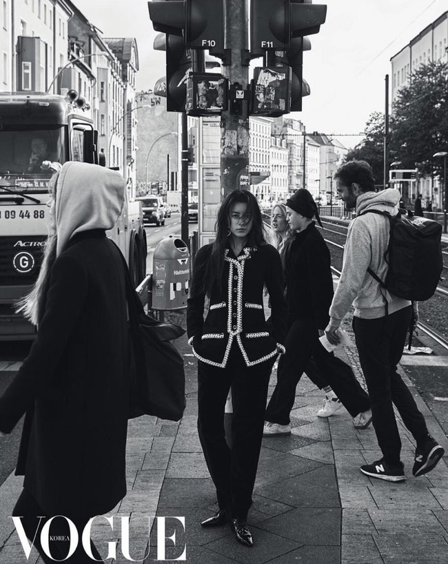 Han Hyo Joo kembali memakai koleksi Chanel tahun itu. Dalam pemotretannya bersama Vogue Korea, ia berpose di tengah penduduk kota Berlin yang berlalu-lalang. Foto: dok. Instagram hanhyojoo222