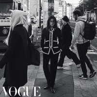 Han Hyo Joo kembali memakai koleksi Chanel tahun itu. Dalam pemotretannya bersama Vogue Korea, ia berpose di tengah penduduk kota Berlin yang berlalu-lalang. Foto: dok. Instagram hanhyojoo222