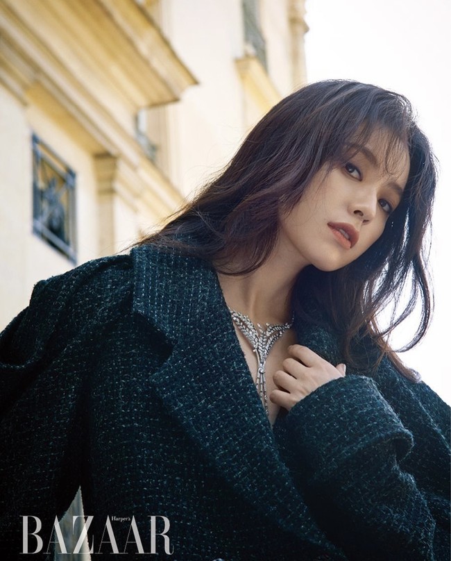 Han Hyo Joo menghiasi sampul majalah Harper’s Bazaar Korea edisi September 2018. Aktris cantik itu terlihat karismatik memakai coat keluaran Chanel. Foto: dok. Instagram hanhyojoo222