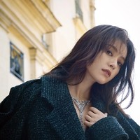 Han Hyo Joo menghiasi sampul majalah Harper’s Bazaar Korea edisi September 2018. Aktris cantik itu terlihat karismatik memakai coat keluaran Chanel. Foto: dok. Instagram hanhyojoo222