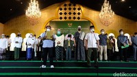 Sekumpulan orang yang mengatasnamakan Ijtima Ulama dan Pemuda Islam Indonesia memberikan deklarasi dukungan kepada Sandiaga Uno untuk maju sebagai Capres 2024 di Al-Jazeerah Polonia, Jakarta Timur, Selasa (9/11/2021).