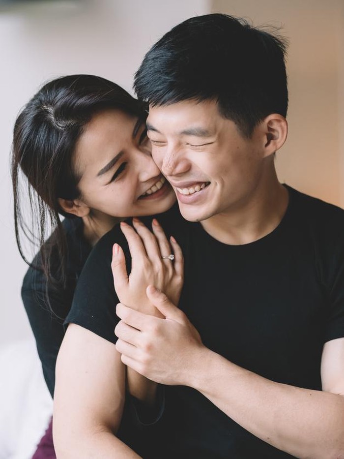 ilustrasi pasangan romantis asian chinese couple hugging and bonding time