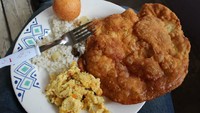 Setelah semua bahan-bahan jadi, masakan pun diolah sesuai dengan menu yang sudah disiapkan. Mereka terbiasa memasak aneka hidangan khas Kolombia, bahkan beberapanya banyak menggunakan bahan makanan curian. Seperti ayam, sapi, hingga kambing hasil rampasan. Foto: iStock/Munchies/Vice