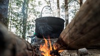 Dapur ini memiliki dunianya sendiri. Mereka membuat makanan, memasak, mencuri, hingga memberi. Mereka memiliki semacam transaksi tersendiri mengenai makanan untuk memberi makan ribuan pemberontak di sana. Foto: iStock/Munchies/Vice