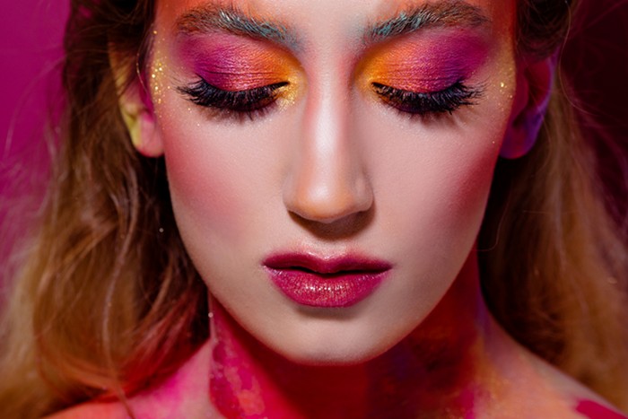 Inspirasi neon makeup untuk tampil bold dan berani