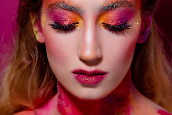 Inspirasi neon makeup untuk tampil bold dan berani Inspirasi neon makeup untuk tampil bold dan berani