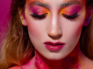 Tampil Beda, 5 Ide Bold Makeup dengan Warna Neon Ini Wajib Kamu Coba!