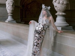 Foto: Sosialita Ivy Getty Menikah Pakai Gaun Berlapis Cermin