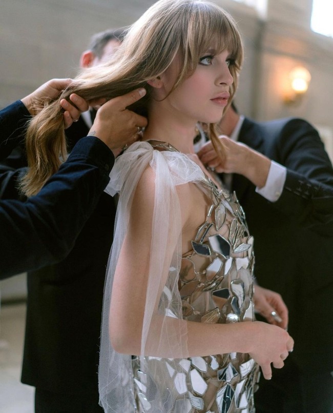 John Galliano yang kini menjadi creative director Maison Margiela menciptakan adi busana dengan empat lapis kain yang atasnya dihiasi cermin. Foto: Instagram/@ivygetty