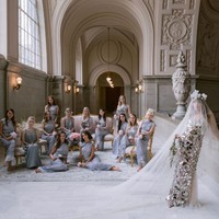 “Sebagian besar gaun terbuat dari cermin sungguhan. Tapi karena dia harus berjalan dengan mengenakan gaun tersebut, kami menciptakan material yang menonjolkan cermin tapi tidak terlalu berat (untuk dikenakan),” jelas John Galliano, seperti dilansir People. Foto: Instagram/@ivygetty