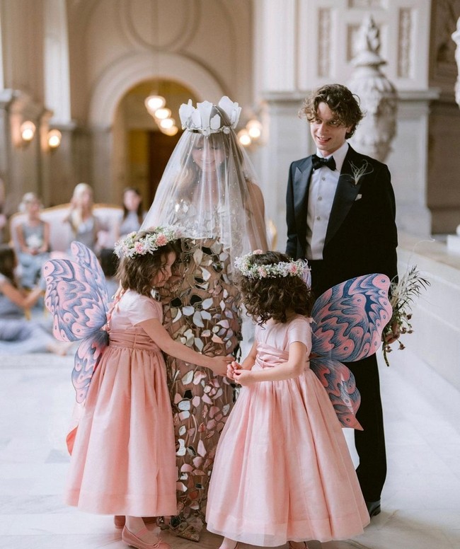 Penampilan wanita 26 tahun ini dilengkapi dengan veil berhias bordir bentuk walnut, sebagai penghormatan untuk mendiang neneknya, yang tinggal di pertanian walnut. Foto: Instagram/@ivygetty