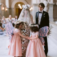 Penampilan wanita 26 tahun ini dilengkapi dengan veil berhias bordir bentuk walnut, sebagai penghormatan untuk mendiang neneknya, yang tinggal di pertanian walnut. Foto: Instagram/@ivygetty