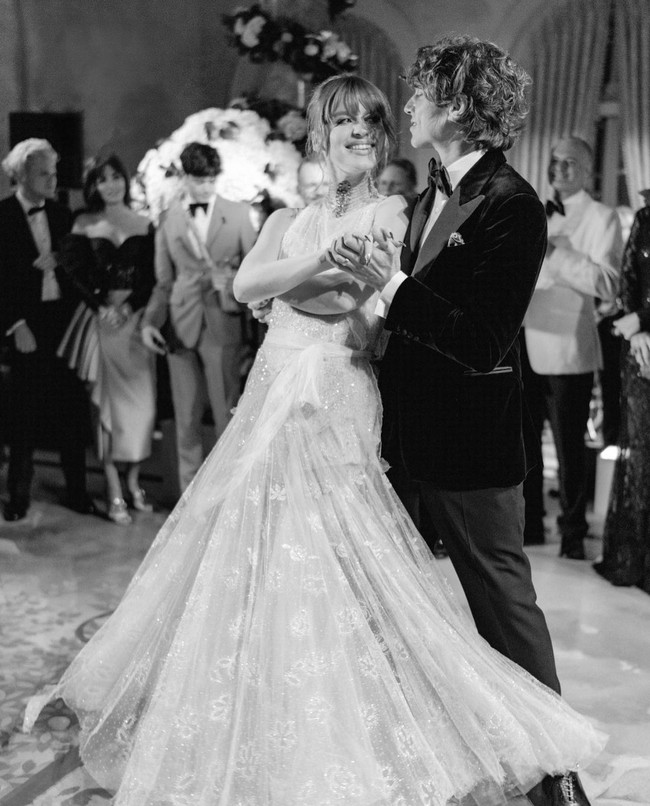 “Nenek saya selalu memakai rancangan John Galliano. Dia selalu mengaguminya jadi saya merasa seperti Nenek sedang memeluk saya saat menikah mengenakan busana ini,” tutur Ivy Getty. Foto: Instagram/@ivygetty