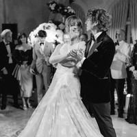 “Nenek saya selalu memakai rancangan John Galliano. Dia selalu mengaguminya jadi saya merasa seperti Nenek sedang memeluk saya saat menikah mengenakan busana ini,” tutur Ivy Getty. Foto: Instagram/@ivygetty