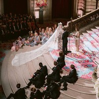 Keputusannya memilih John Galliano sebagai desainer juga karena terinspirasi dari sang nenek. Ia mengaku tak peduli dengan skandal anti-semit yang pernah membuat karier sang desainer terpuruk, karena karyanya lah yang lebih utama. Foto: Instagram/@ivygetty