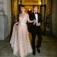 Ivy Getty mengganti gaun cermin nya dengan gaun berbahan sifon dan tulle transparan untuk resepsi usai pemberkatan. Gaun warna nude dengan potongan halter neck itu juga merupakan hasil buah karya John Galliano. Foto: Instagram/@ivygetty