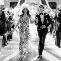 Gaun pengantin Ivy Getty terbilang tak biasa. Busana rancangan John Galliano tersebut dilapisi ratusan pecahan cermin. Foto: Instagram/@ivygetty