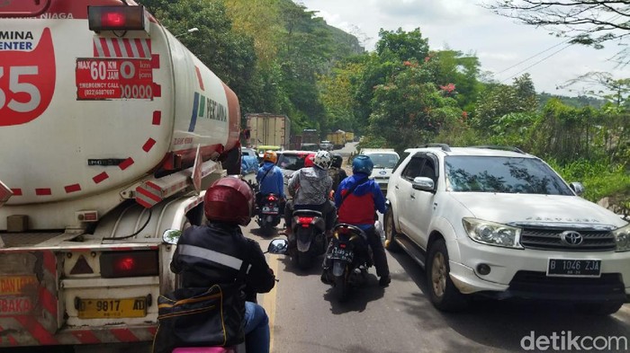 Jalan Cipatat diperbaiki,  Bandung-Cianjur macet panjang