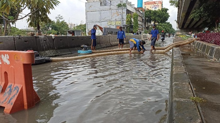 Jalan RE Martadinata Jakut terendam banjir rob (Wildan-detikcom)