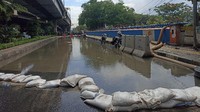 Petugas Dishub dan kepolisian juga terlihat di lokasi melakukan penutupan jalan. (Wildan-detikcom)