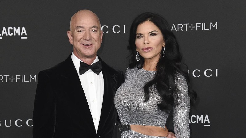 Jeff Bezos, left, and Lauren Sanchez arrive at the LACMA Art + Film Gala on Saturday, Nov. 6, 2021, at the Los Angeles County Museum of Art in Los Angeles. (Photo by Richard Shotwell/Invision/AP)