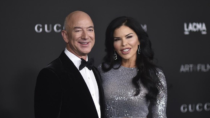Jeff Bezos, left, and Lauren Sanchez arrive at the LACMA Art + Film Gala on Saturday, Nov. 6, 2021, at the Los Angeles County Museum of Art in Los Angeles. (Photo by Richard Shotwell/Invision/AP)