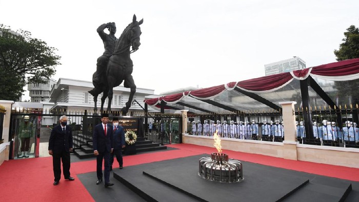 Jokowi Resmikan Tugu Api-Patung Bung Karno di Kemhan