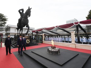 Jokowi Resmikan Tugu Api-Patung Bung Karno di Kemhan, Megawati Hadir Virtual