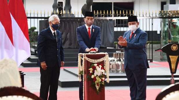 Jokowi Resmikan Tugu Api-Patung Bung Karno di Kemhan