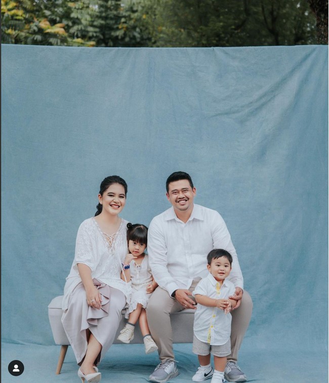 Melalui akun Instagram pribadinya, Kahiyang dan Bobby tampak membagikan hasil-hasil foto dari pemotretannya itu. Tampak Kahiyang dan keluarga yang kompak mengenakan busana berwarna putih. Foto: Instagram