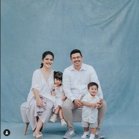 Melalui akun Instagram pribadinya, Kahiyang dan Bobby tampak membagikan hasil-hasil foto dari pemotretannya itu. Tampak Kahiyang dan keluarga yang kompak mengenakan busana berwarna putih. Foto: Instagram