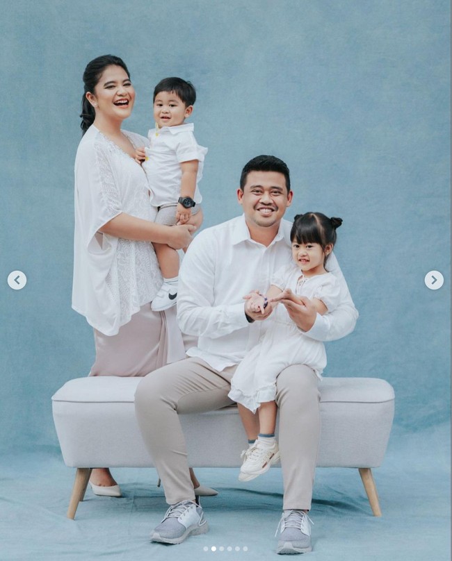 Tak hanya mengomentari penampilan Kahiyang, tak sedikit juga netizen yang membanjiri unggahan tersebut dengan ucapan selamat ulang tahun pernikahan. Beberapa juga terlihat memuji kekompakan keluarga Kahiyang yang selalu terlihat harmonis. Foto: Instagram