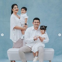 Tak hanya mengomentari penampilan Kahiyang, tak sedikit juga netizen yang membanjiri unggahan tersebut dengan ucapan selamat ulang tahun pernikahan. Beberapa juga terlihat memuji kekompakan keluarga Kahiyang yang selalu terlihat harmonis. Foto: Instagram
