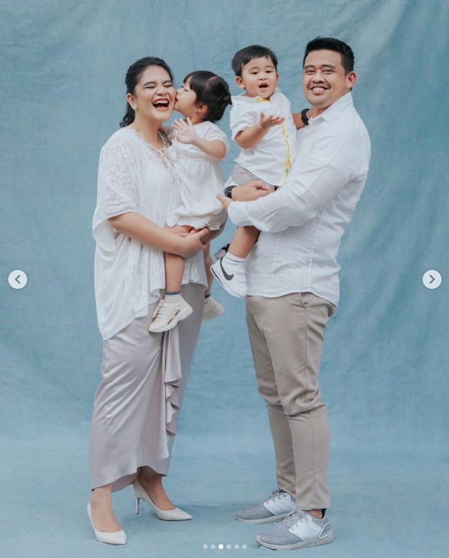 Kahiyang Ayu dan Bobby Nasution menikah pada 8 November 2017 dan saat ini keduanya telah dikaruniai dua orang anak. Rumah tangga Kahiyang pun selalu terlihat harmonis dan jauh dari kabar-kabar miring. Foto: Instagram